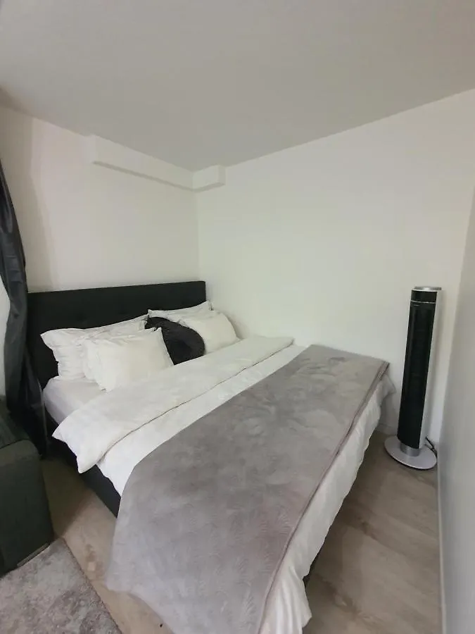 Close To The Metro And The Beach!!! With A View Of The Scandinavian Forest Stockholm Apartment